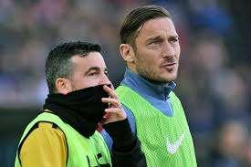 Campioni e bandiere di un calcio che non c'è più, sui social Di Natale incorona Totti: "Sei il numero uno" 