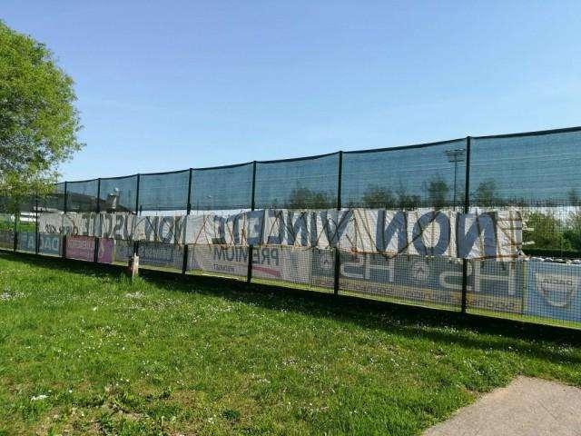 Circa 200 tifosi alla rinitura, "Non vincete non uscite", sostegno invece a mister Oddo
