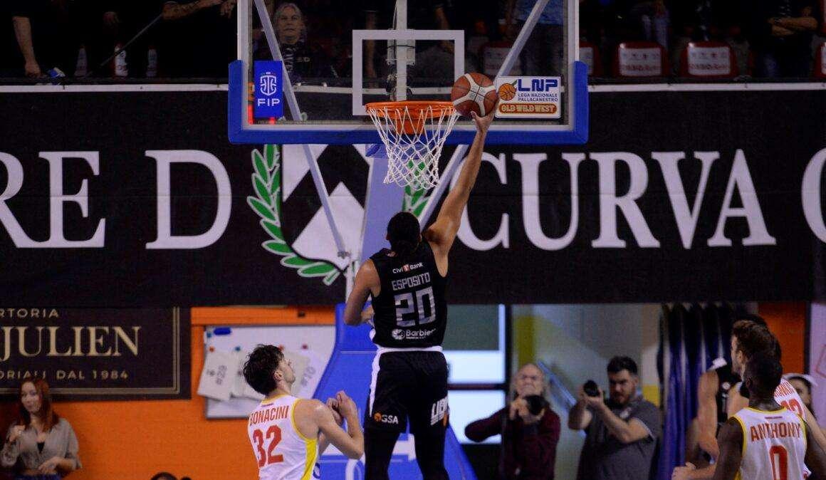 Apu Udine-OraSì Ravenna 73-62, i bianconeri conquistano la quinta vittoria di fila al Carnera