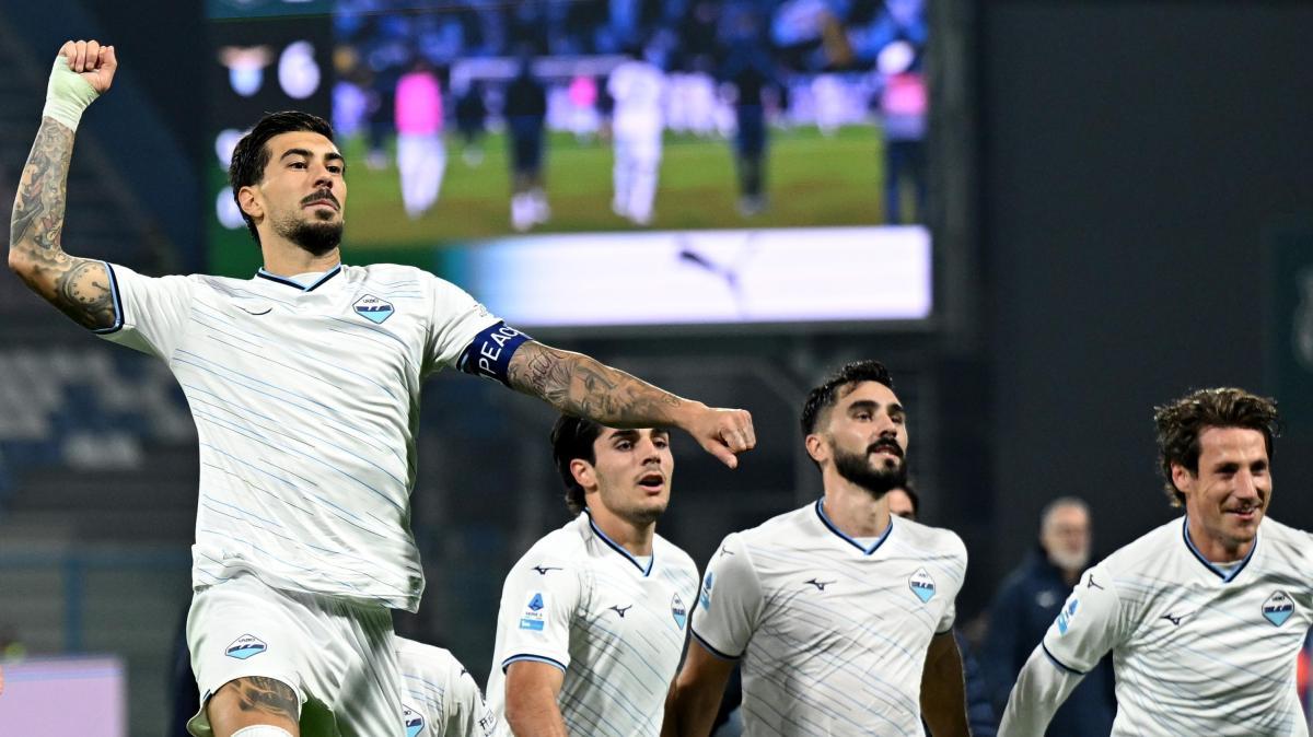 Serie A, la Lazio travolge il Sassuolo 2-6 e mantiene la vetta