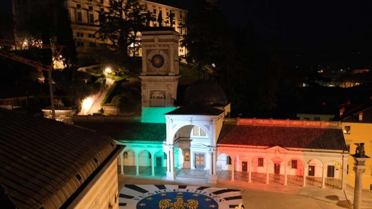 Acceso il tricolore sulla Loggia del Lionello