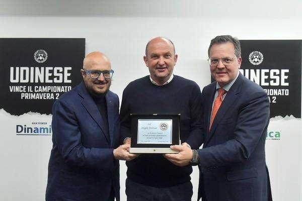 Primavera premiata allo Stadio Friuli per la vittoria del campionato