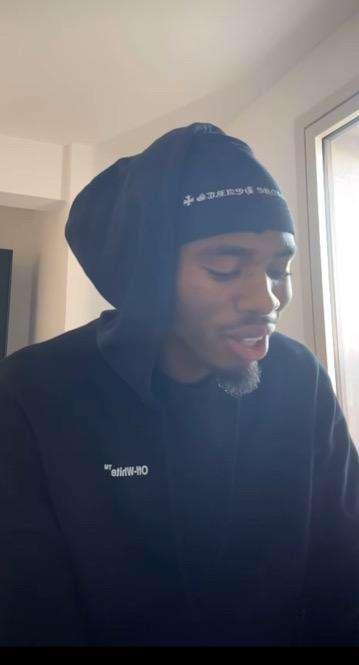 Udinese, Ehizibue si riscopre artista: un video lo ritrae mentre canta e suona il pianoforte