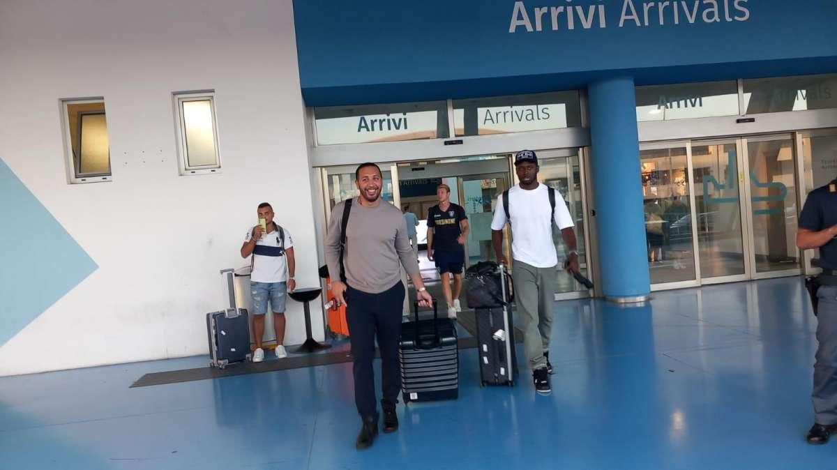 Udinese, Davis è arrivato in Friuli: le immagini dall'aeroporto