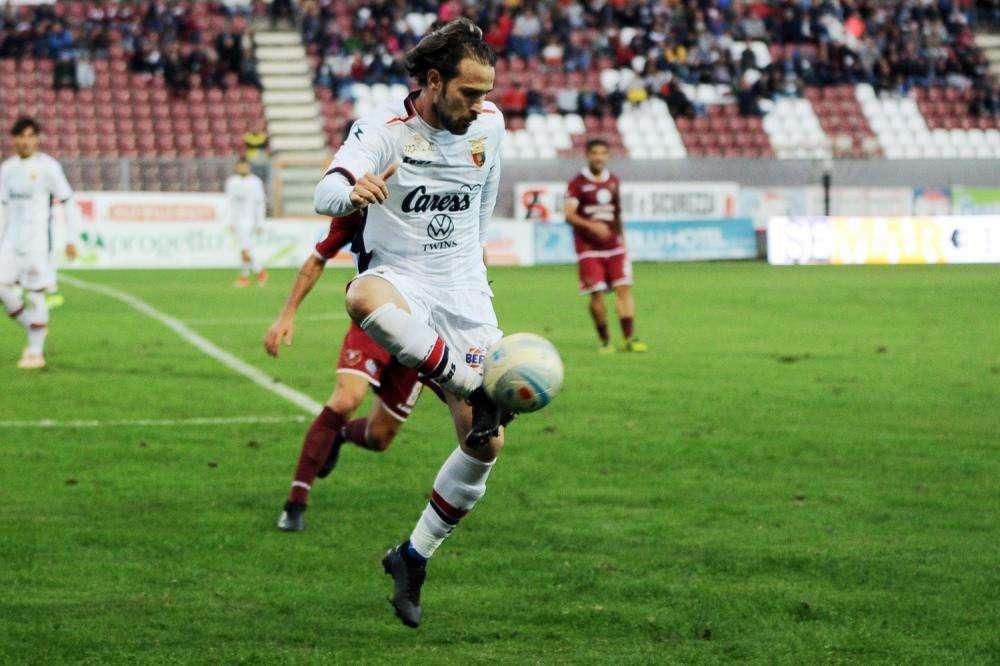 Lo sfogo di Floro Flores contro i politici: "Avete messo l'Italia al tappeto, riducetevi lo stipendio. Basta dare la colpa ai calciatori"