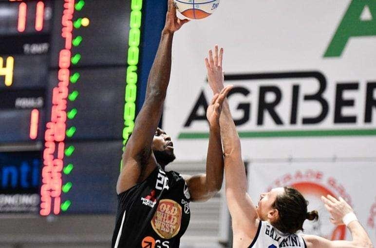 Agribertocchi Orzinuovi-Apu Old Wild West 76-77, LE PAGELLE: canestro decisivo di DJ, successo al cardiopalma per l'Apu