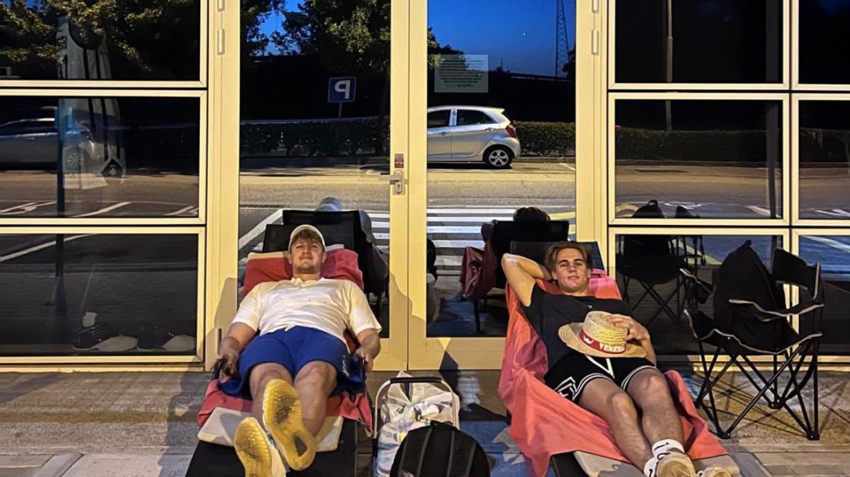 L’amore per l’APU non conosce limiti: Francesco e Davide si accampano per essere i primi della vendita libera