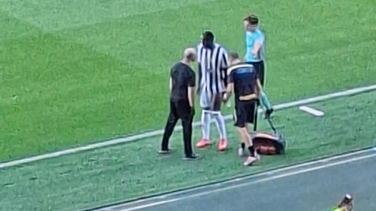 Udinese-Cagliari, Davis esce nel primo tempo: fastidio muscolare per il centravanti