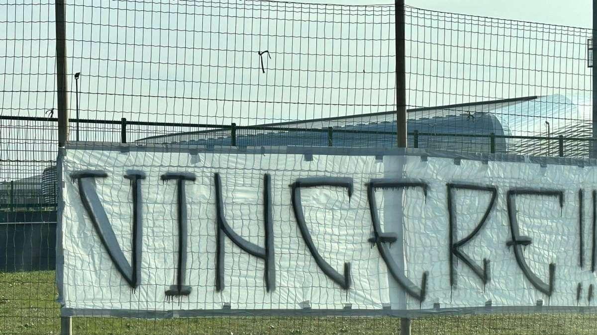 FOTO - "Vincere", ecco lo striscione esposto dai tifosi in vista della sfida contro l'Hellas