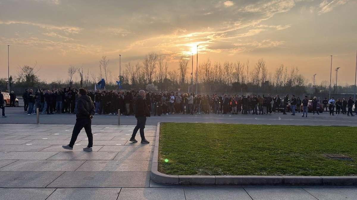 Contestazione dei tifosi dell’Udinese fuori dallo stadio