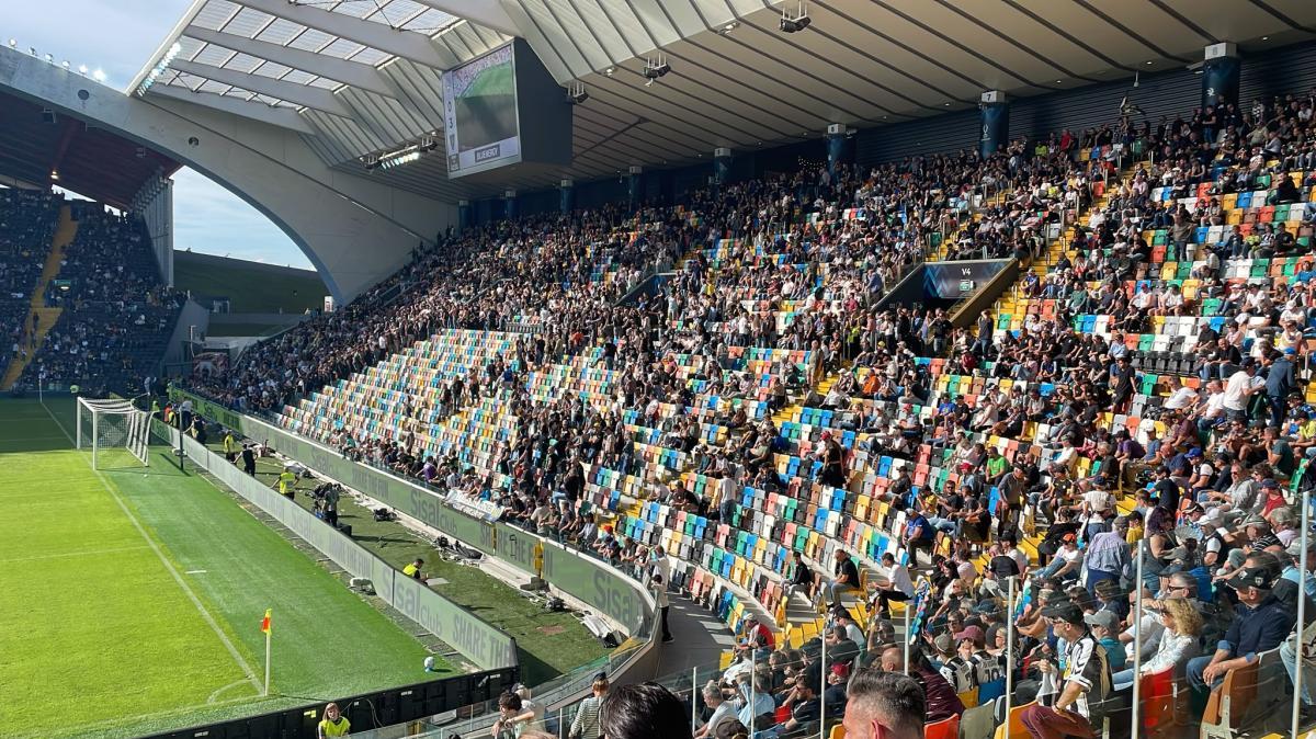 Udinese sconfitta 3-0 dal Lecce: i tifosi abbandonano la curva prima del fischio finale