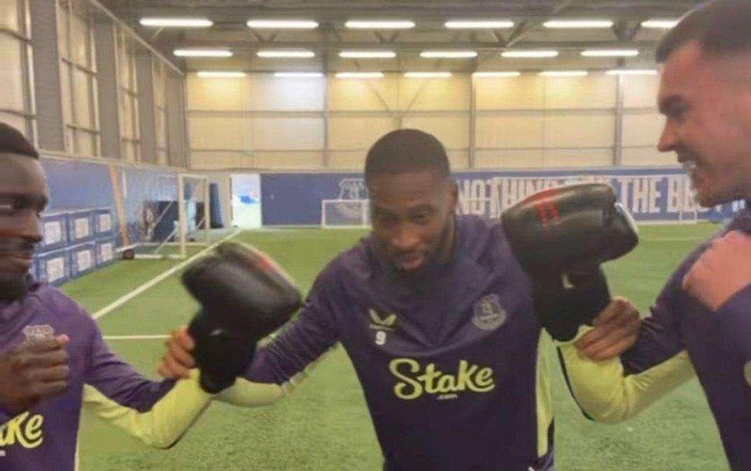 L'ex Udinese Beto arbitro di pugilato per un giorno: pace fatta all'Everton