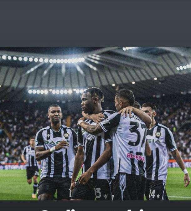 Udogie ricorda l'Udinese nel 128° anniversario con una foto insieme agli ex compagni