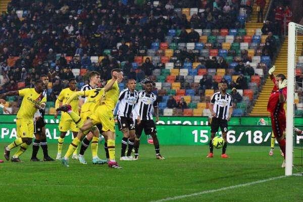 Crisi Udinese, fischi per i giocatori e squadra ancora chiusa in spogliatoio per un confronto