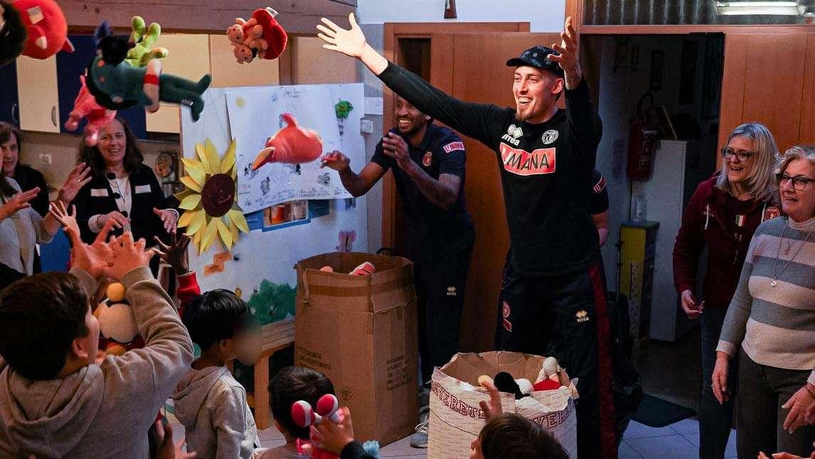 Reyer, Wiltjer e McGruder consegnano i peluche all'Associazione Volontari del Fanciullo O.N.L.U.S