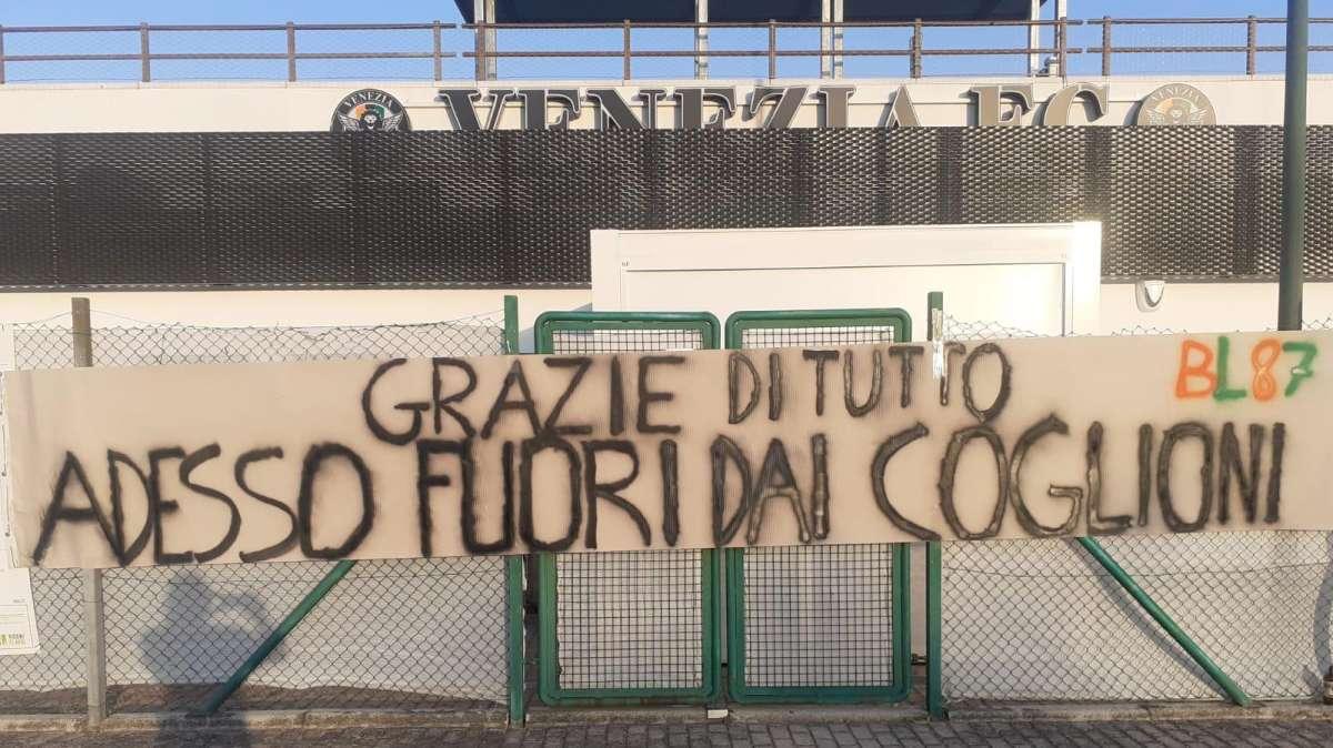 Nuovo striscione di contestazione esposto dai tifosi