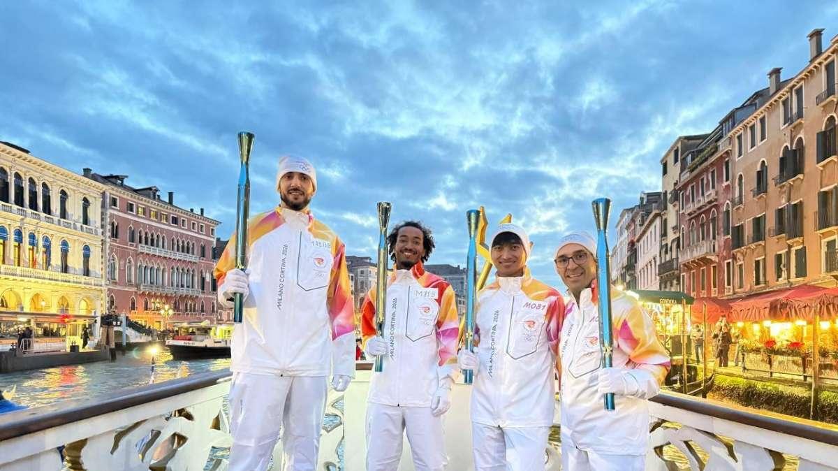 La torcia olimpica passa per Venezia: tra i teodofori ci sono Busio e Tessitori