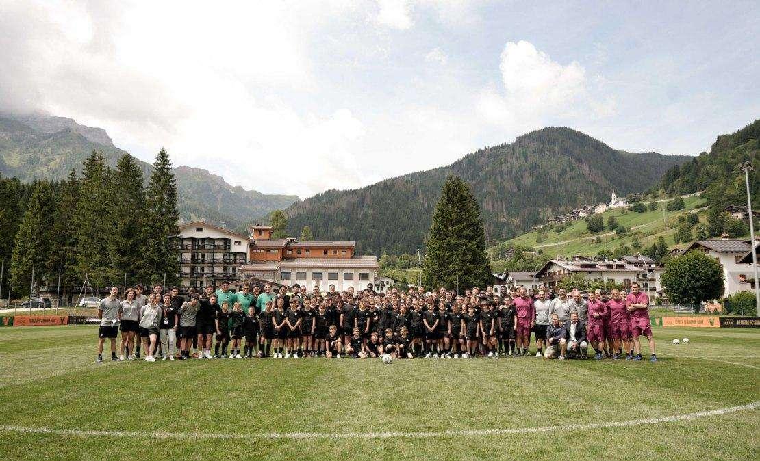 Venezia, incontro tra prima squadra e i ragazzi degli FC Camp di Falcade