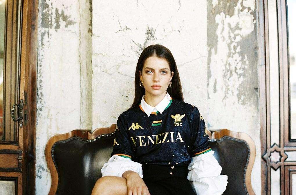 La prima maglia in loco non piace, all'estero invece accoglienza entusiastica
