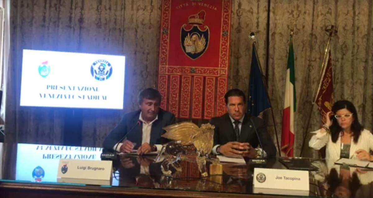 Il progetto del nuovo stadio è tra noi! Tacopina: "Sono emozionato, ormai mi sento veneziano, ci saranno attività continue", Vasta: "Prima pietra nel 2021, inaugurazione nel 2023" 