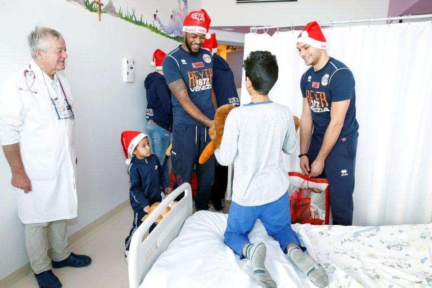 Teddy Bear Toss: conclusa la consegna dei peluche nelle pediatrie del territorio