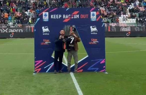 Venezia-Bologna, Terence Hill è al Penzo: premiato con una maglia per il suo 86esimo compleanno