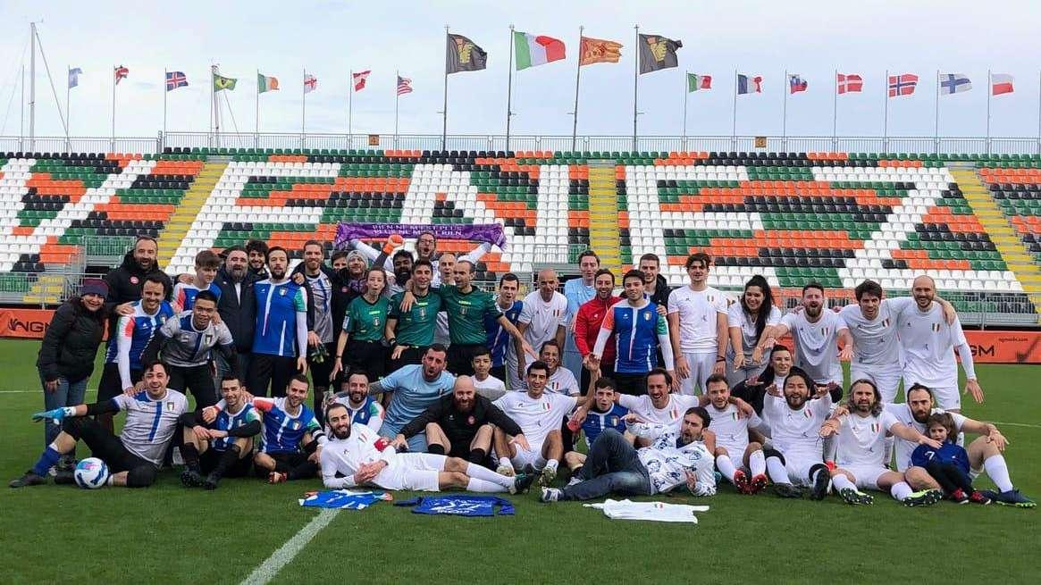 Serie di partite dell'AS Velasca, squadra di artisti, per far dimenticare l'assenza dell'Italia ai Mondiali: la prima gara si è svolta al Penzo