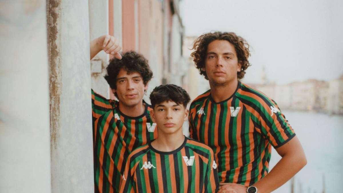 Il Venezia FC inizia a svelare i kit dell'anno prossimo: presentata la maglia pre-match