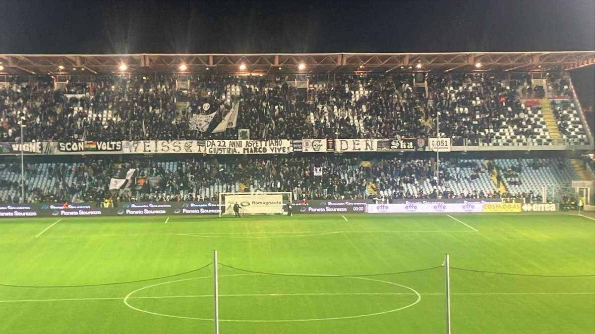 Cesena-Venezia, striscione della curva bianconera per Pantani: "Da 22 anni aspettiamo giustizia, Marco vive!"