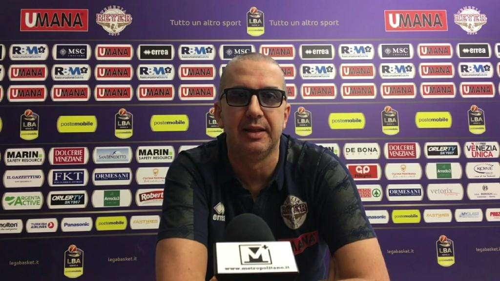De Raffaele, conferenza: "Una buona vittoria frutto di un'ottima difesa, ho provato tanti giocatori in ruoli diversi"