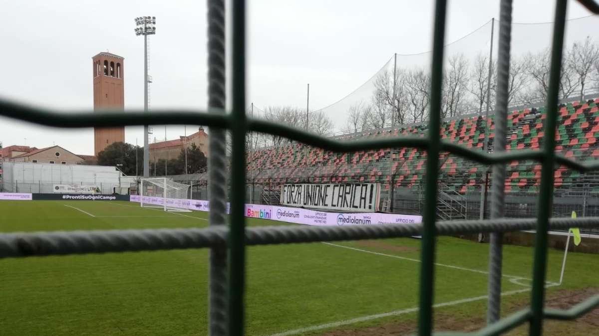 I tifosi sono con la squadra, striscione "Forza Unione Carica" al Penzo