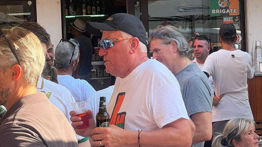 Venezia-Torino, il presidente Duncan Niederauer passa il prepartita insieme ai tifosi