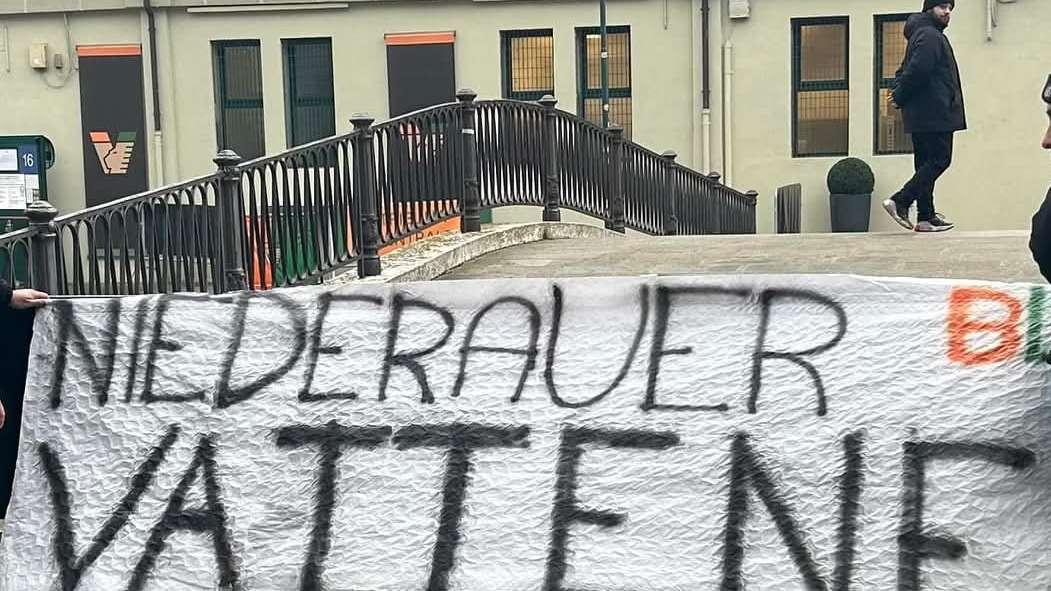 Venezia-Verona, nel prepartita compare lo striscione: "Niederauer vattene"