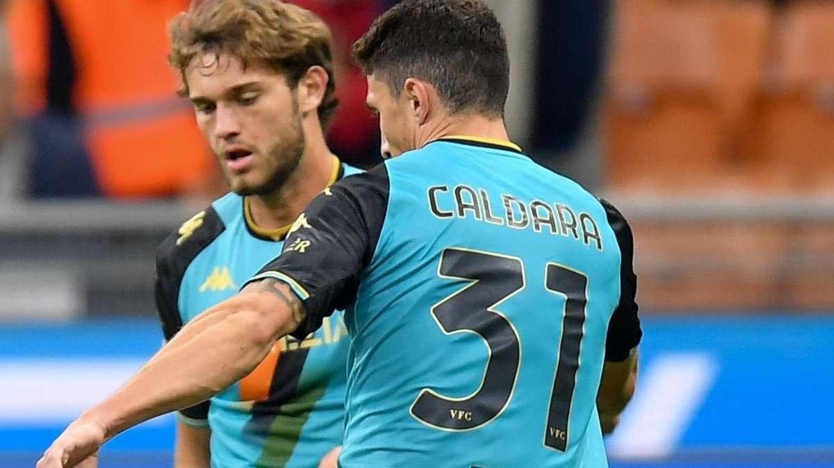 Verona-Venezia, PAGELLE, ingenuità di Caldara, Okereke fumoso ma la mette dentro