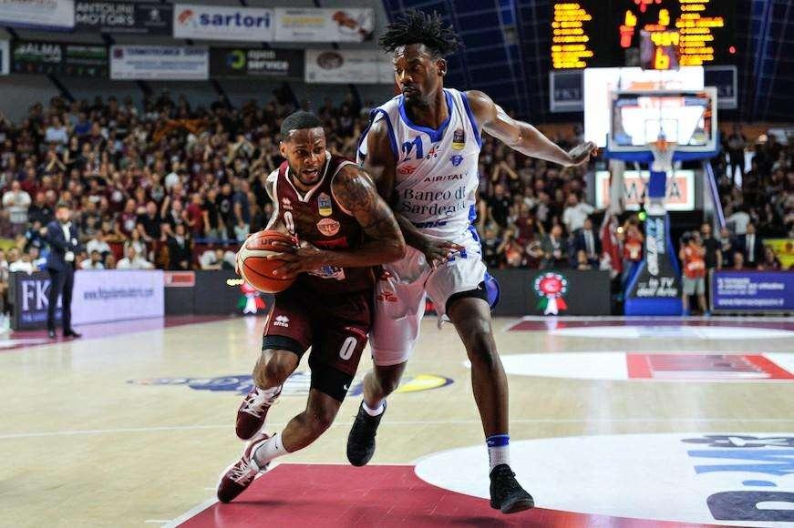 Il primo round è della Reyer, Sassari cade 72-70
