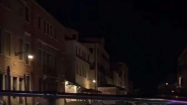 Giro notturno in barca per Pohjanpalo con la scritta "Venezia" corredata da un cuore