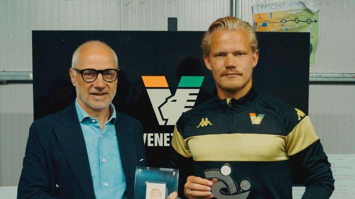 Joel Pohjanpalo premiato dal DG dell'AIC Gianni Grazioli