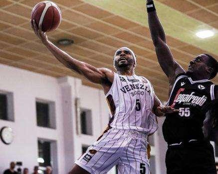 Nel Torneo di Cavallino Treporti la Reyer supera la Virtus Bologna per 78-67 e si qualifica per la finale di questa sera