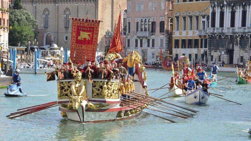 Il Venezia FC alla Regata Storica con una Caorlina arancioneroverde 