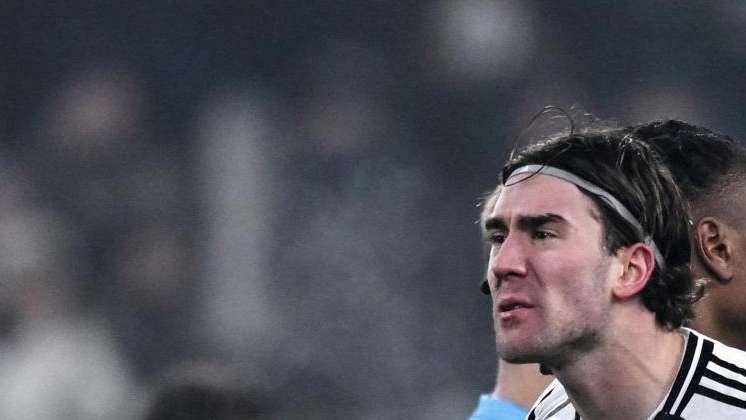 Vlahovic contro tutti: litiga con i giocatori del Venezia e poi con la curva della Juve
