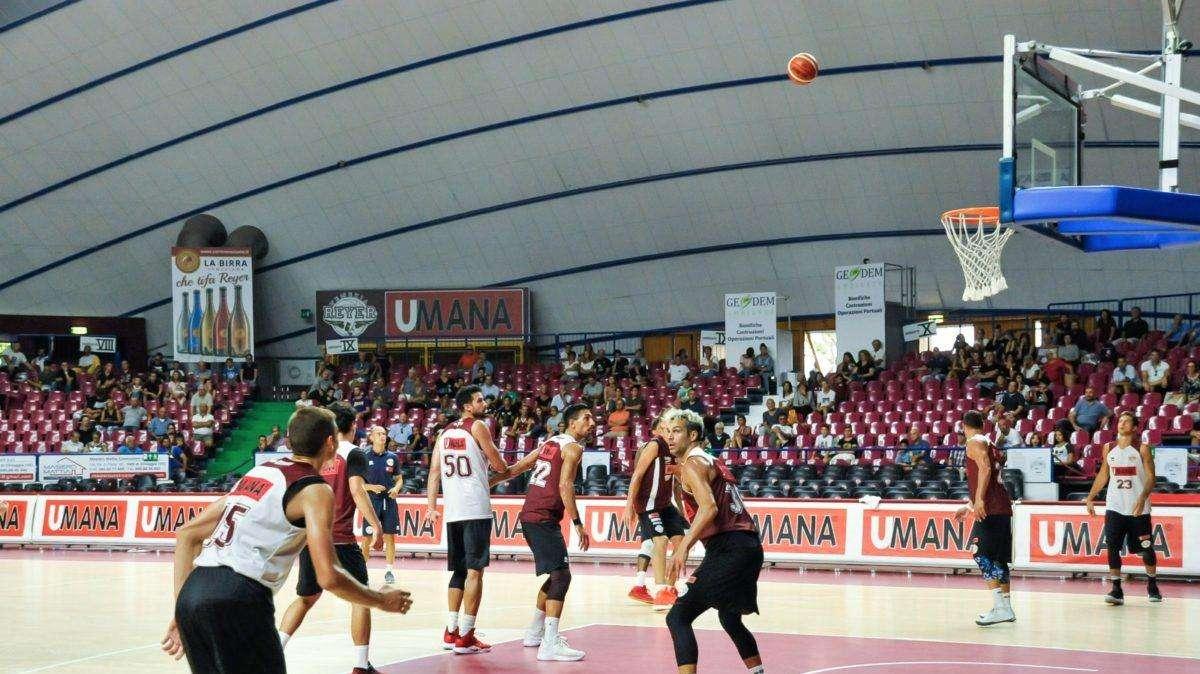 I tifosi abbracciano la Reyer al Taliercio