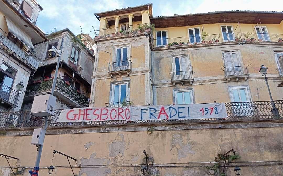 A Cosenza striscione per gli amici di Venezia dopo la A: "Ghesboro Fradei!"