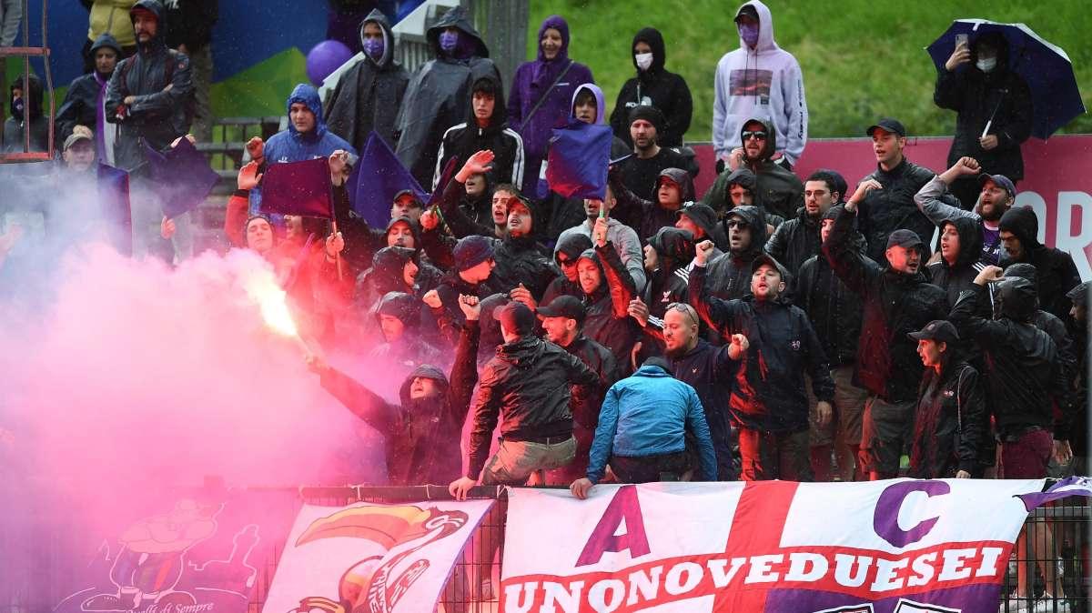 Fiorentina, tensione tra viola e tifosi nel finale, squadra respinta nel saluto finale