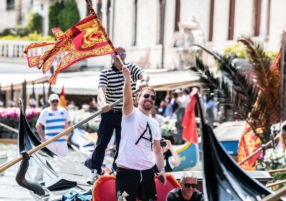 Uno di noi!
