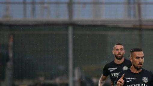Le formazioni del derby secondo TMW: Falzerano allargato a destra ed esordio per Schiavone