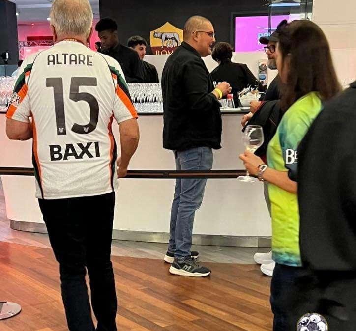 Niederauer e la moglie a Roma per seguire il Venezia: il presidente sfoggia una maglia di Altare