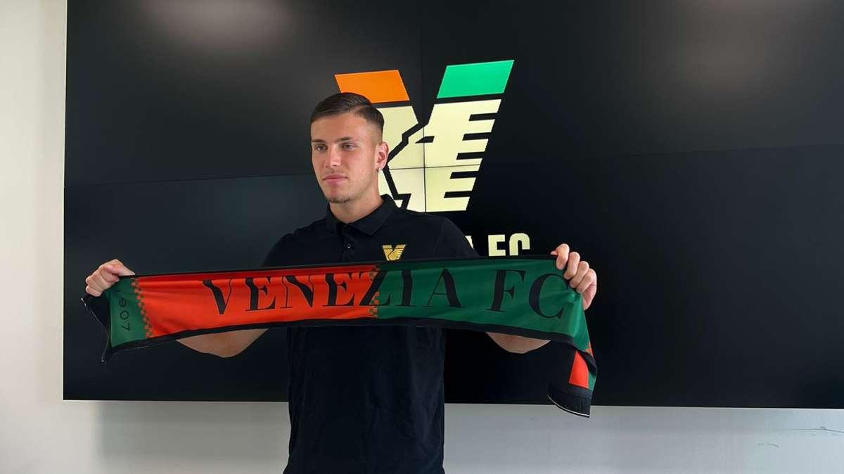 Venezia, presentato Raimondo: "Convinto dal progetto e dal calore del pubblico, non vedo l'ora di giocare al Penzo"