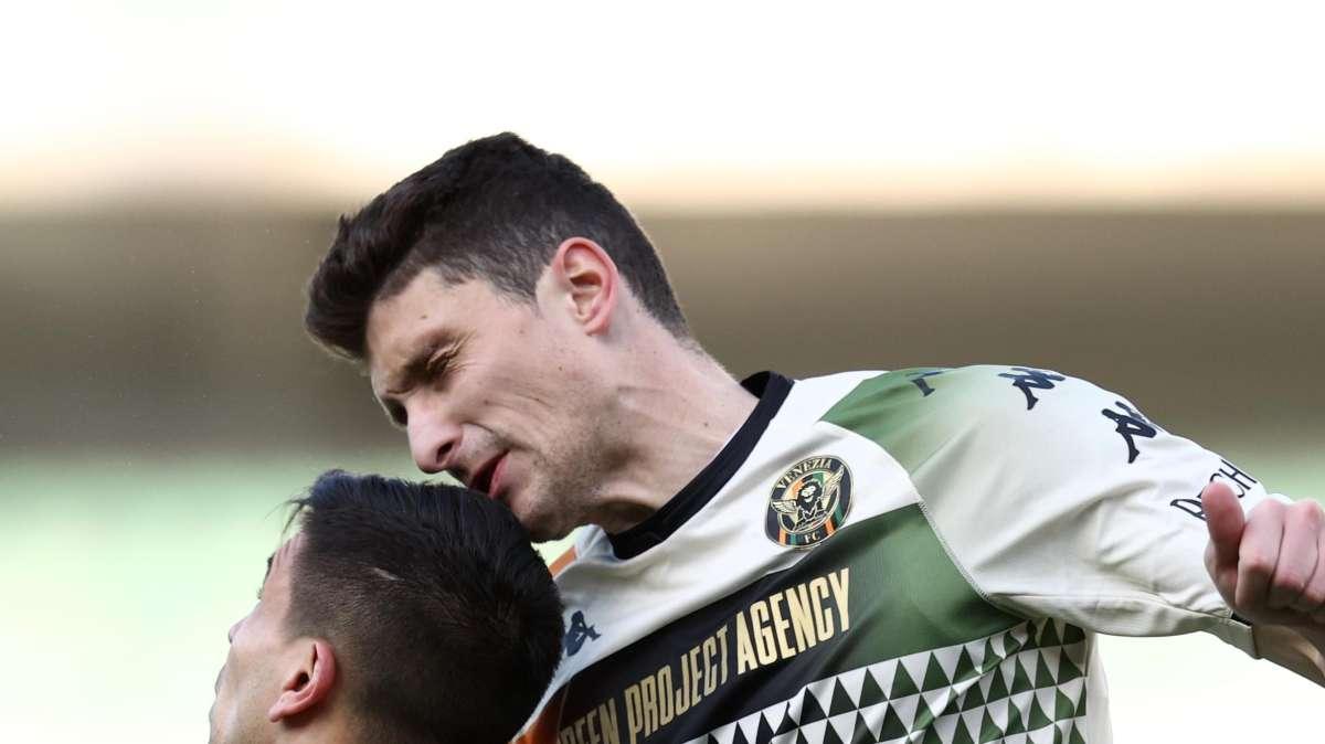 Spezia-Venezia, PAGELLE, Caldara crolla in modo inspiegabile, Ampadu un esempio