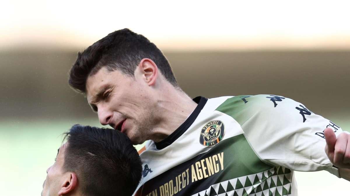 Caldara agita il mercato dei difensori, Torino e Verona osservano il destino del Venezia