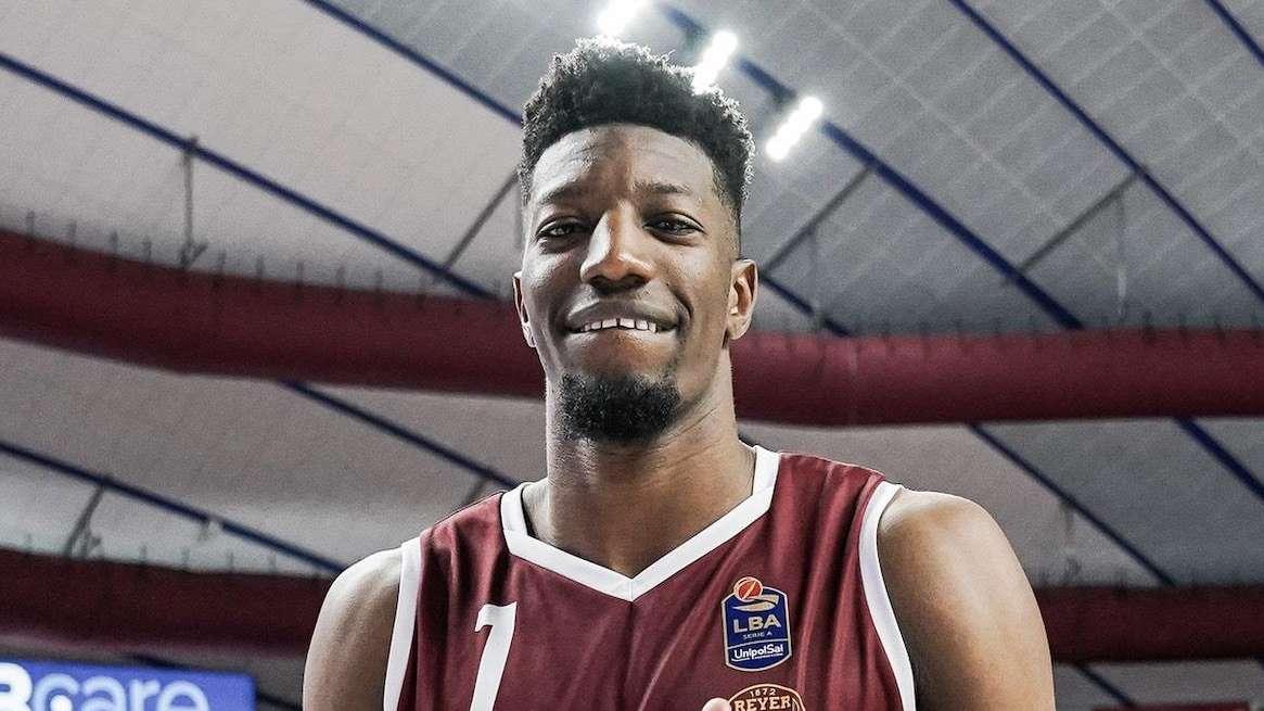 Yankuba Sima saluta la Reyer Venezia